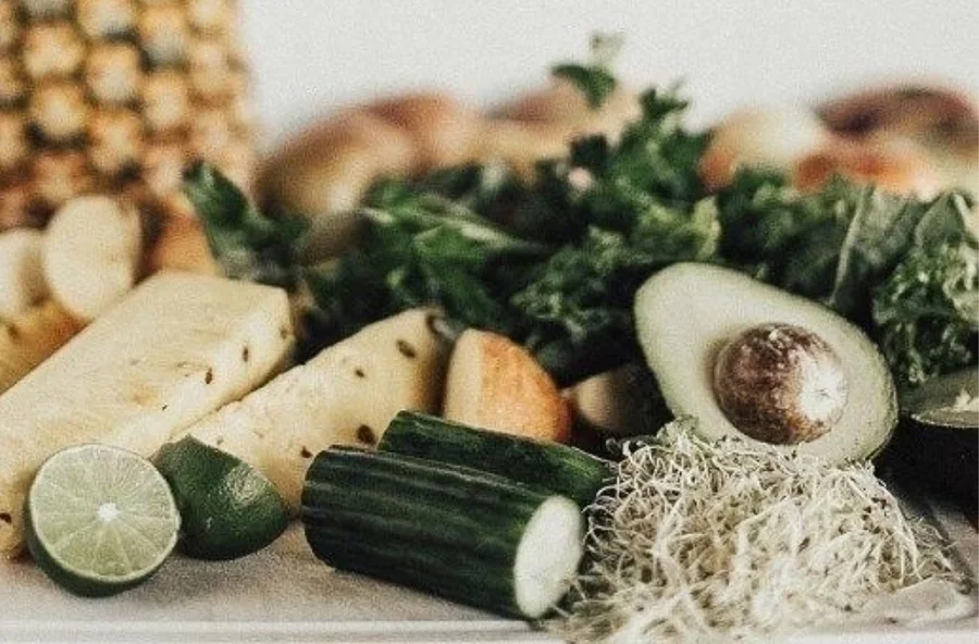 Frutas e vegetais frescos: abacaxi, abacate, limão e pepino